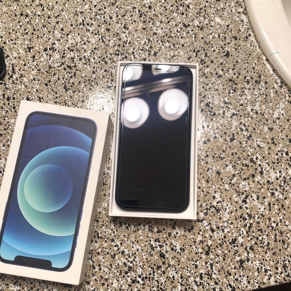 iPhone 12 - Picture 3 of 6